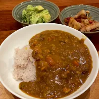 Snapdishの料理写真:カレー　アボカドサラダ　レンコン炒め|とゆあさん