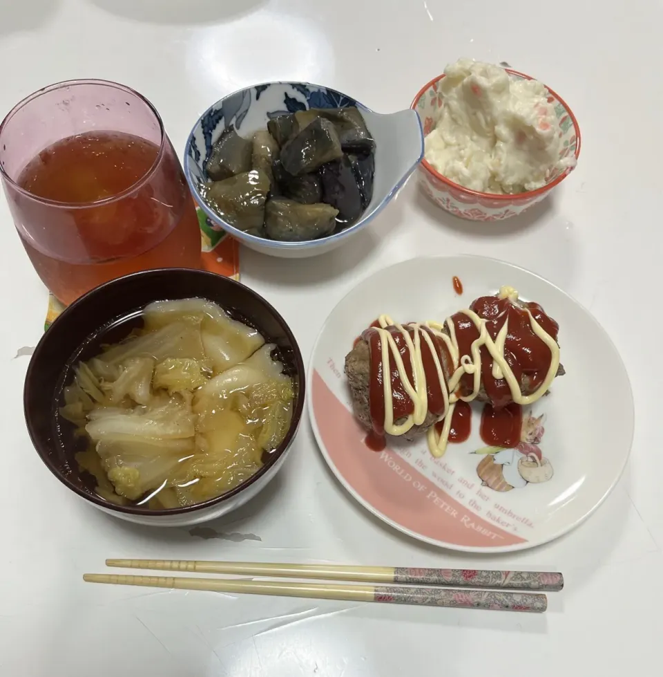 作り置きと総菜と作り足して晩御飯☆ハンバーグ☆揚げ茄子の煮浸し☆ポテトサラダ☆中華スープ（水餃子・白菜）|Saharaさん