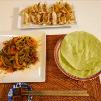 Snapdishの料理写真:今日の夕食　プルコギ、ほうれん草入りトルティーヤ、餃子