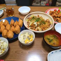 Snapdishの料理写真:焼きそば・いなり・軟骨の唐揚げ・さつまいもご飯・味噌汁🌺|chiyukiさん