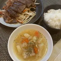 Snapdishの料理写真:おっさんご飯🍚　コンソメ汁　もやし炒めステキ💓|ひげおやじさん