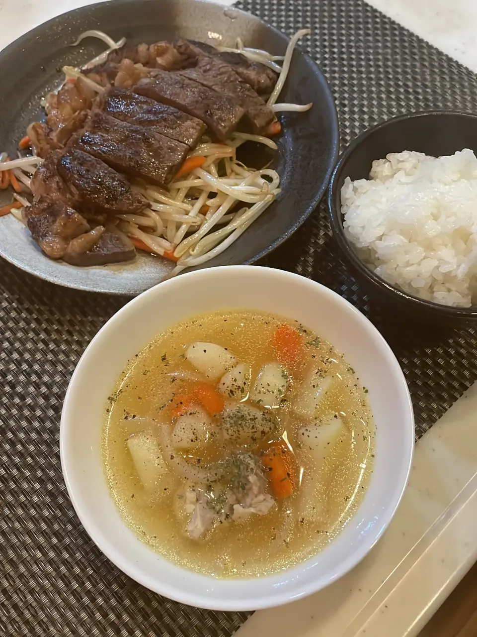 Snapdishの料理写真:おっさんご飯🍚　コンソメ汁　もやし炒めステキ💓|ひげおやじさん