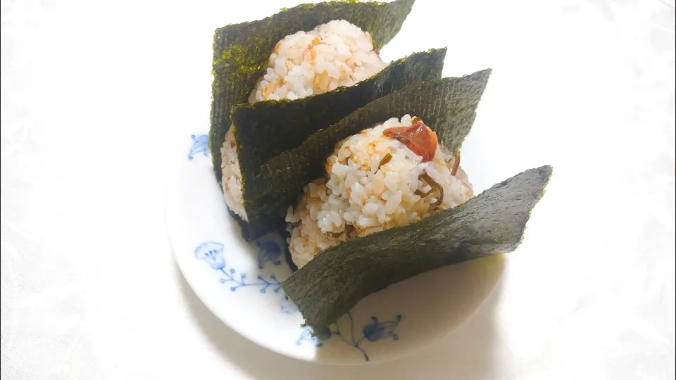 Snapdishの料理写真:11/6の夜勤弁当
鰹節と塩昆布の混ぜ込みおにぎり🍙|卯月さん