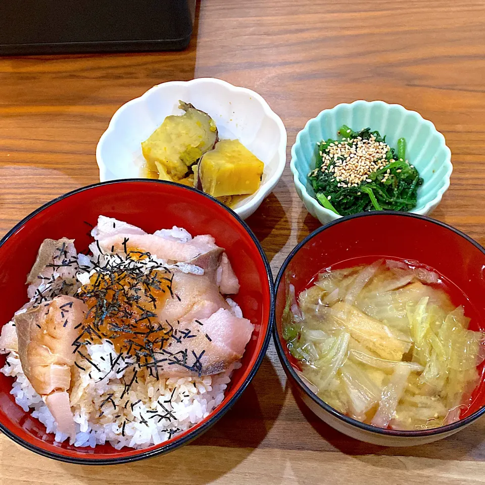 Snapdishの料理写真:ブリの刺身で海鮮丼。さつまいもとかぼちゃ煮。春菊胡麻和え。味噌汁|りえはるさん