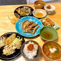 Snapdishの料理写真:かき揚げ＊豚巻きエノキ＊竹輪＊トマトとピーマンのお味噌汁＊雑穀米ご飯＊蜂蜜南高梅|さくたえさん