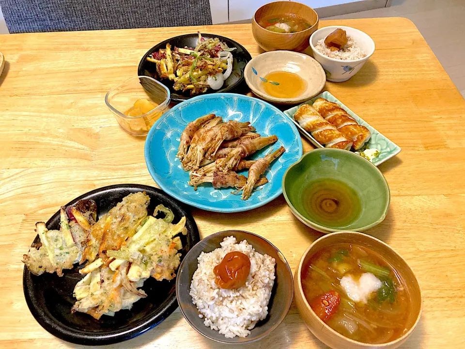 Snapdishの料理写真:かき揚げ＊豚巻きエノキ＊竹輪＊トマトとピーマンのお味噌汁＊雑穀米ご飯＊蜂蜜南高梅|さくたえさん