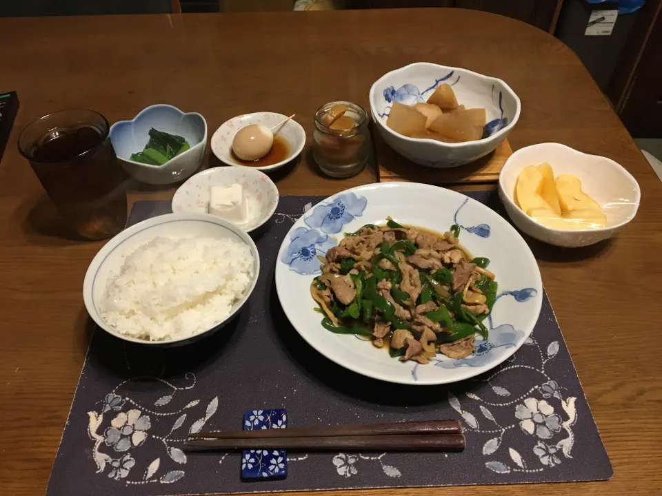 ご飯、スタミナ炒め、大根とじゃがいもの煮物、小松菜のお浸し、味玉、沢庵、冷奴、麦茶、りんご(夕飯)|enarinさん