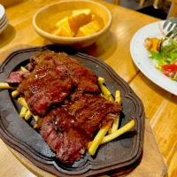 Snapdishの料理写真:外食。牛ハラミ1ポンドステーキ🥩|ゆーこ。さん