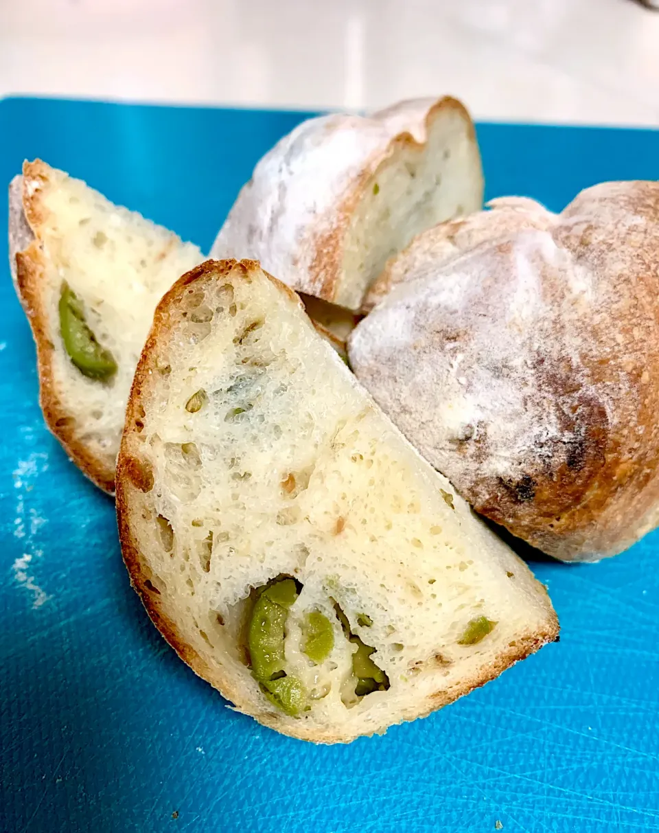 Snapdishの料理写真:Anchovy Olive Bread|gonbenさん