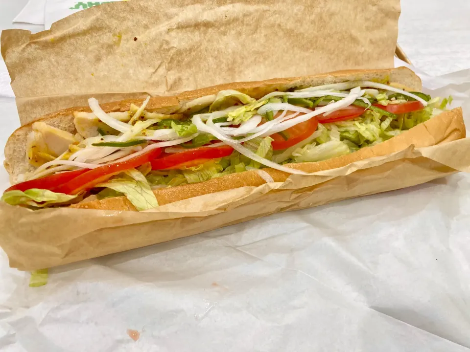 サラダチキンサンド（ロングフット）🥖🍗🥗|あめふくらさん