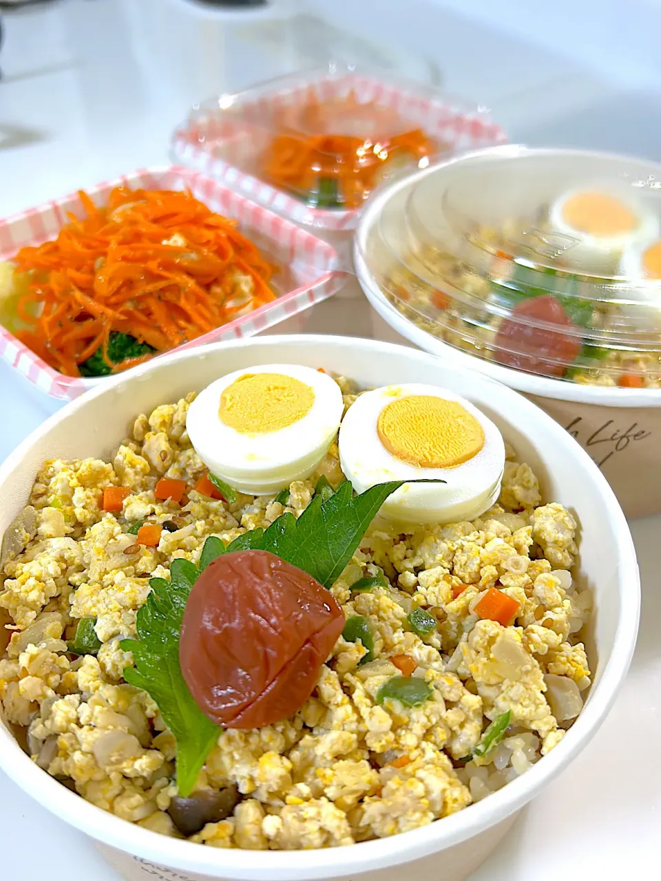 Snapdishの料理写真:ロウカット玄米炒り豆腐丼　ブロッコリーカリフラワー人参ラペ🥕ナッツ入り|まゆさん