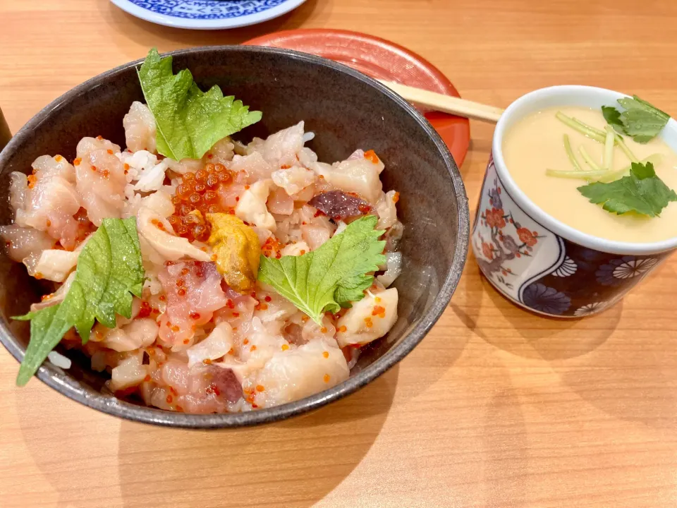 海鮮丼と茶碗蒸しランチ🍣🥚🍵|あめふくらさん