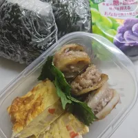 Snapdishの料理写真:☆高校生弁当☆もち麦入り鮭お握り、梅お握り、蓮根肉はさみ焼、オムレツ、蒟蒻ゼリー|ｼｮｺﾗさん