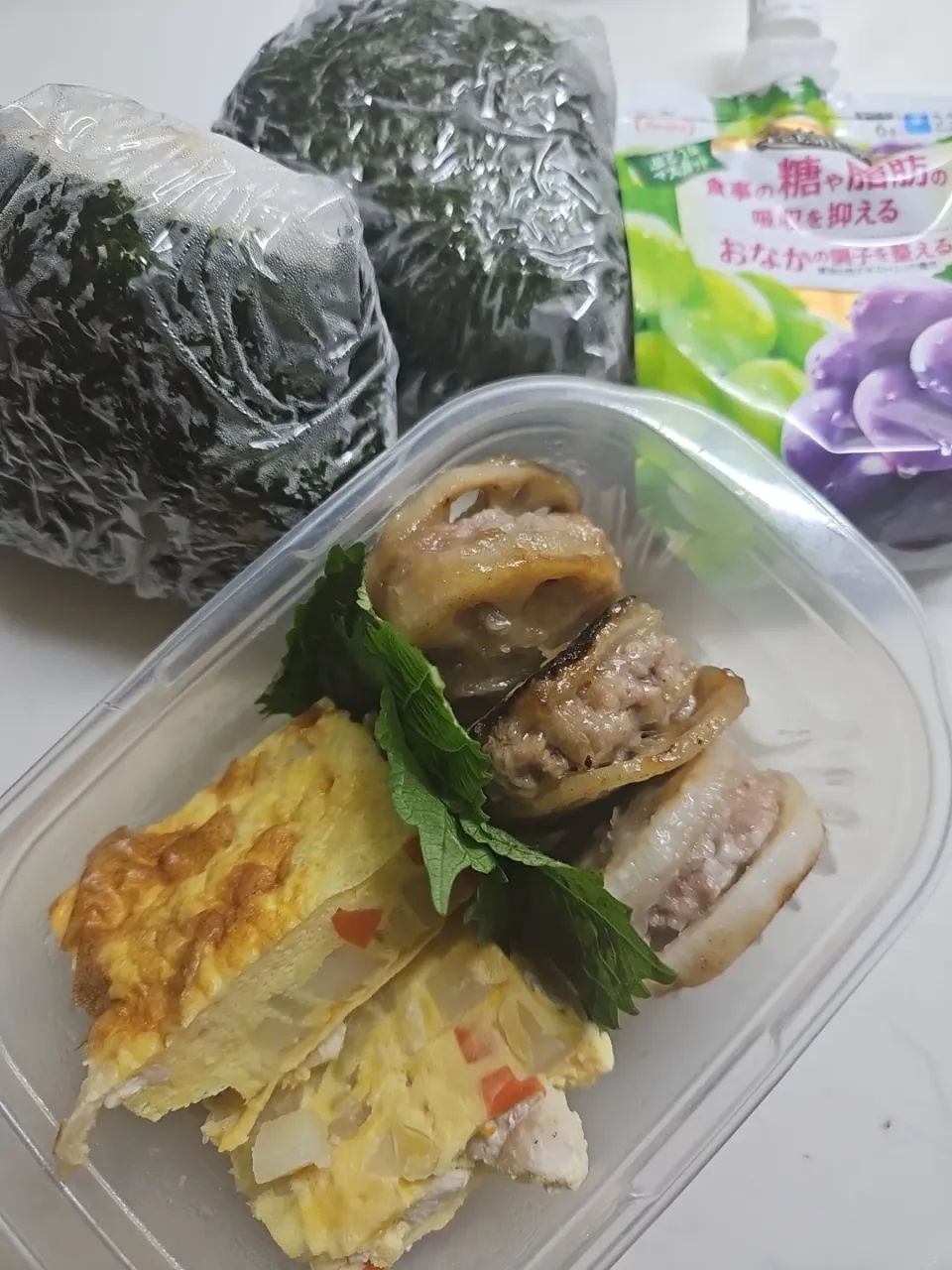 Snapdishの料理写真:☆高校生弁当☆もち麦入り鮭お握り、梅お握り、蓮根肉はさみ焼、オムレツ、蒟蒻ゼリー|ｼｮｺﾗさん