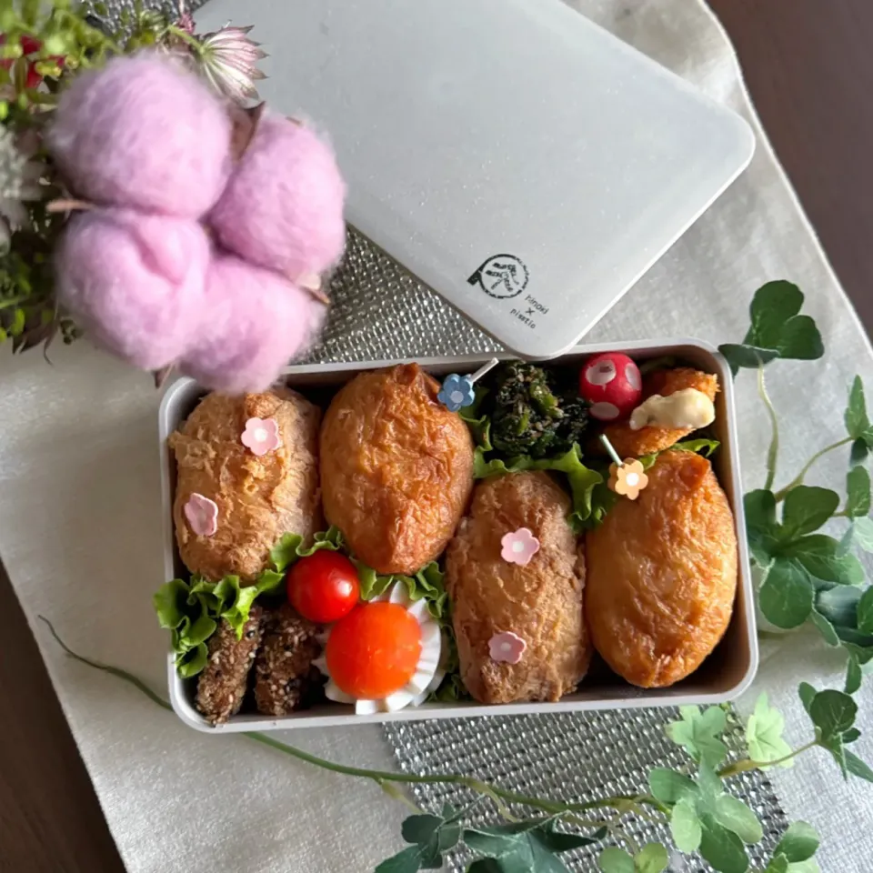 Snapdishの料理写真:11/7❤︎主人の金ごまいなり寿司弁当🌱
今日は立冬…朝から良いお天気ですが寒いですね

＊ 金ごまいなり寿司
＊ 半熟たまご
＊ ごまチキンカツ
＊ 白身魚のフライ
＊ ほうれん草の胡麻和え|Makinsさん