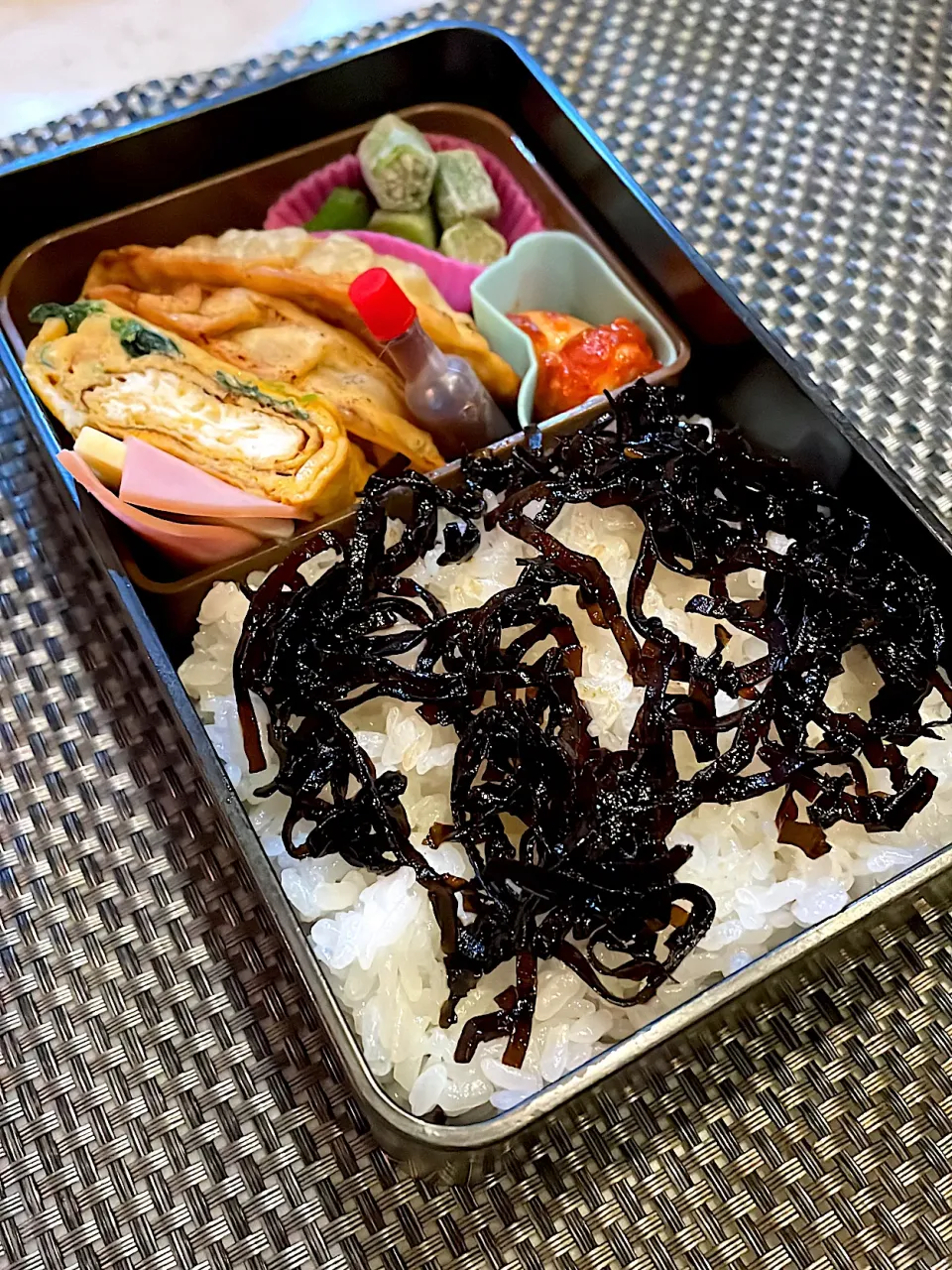 おっさん弁当　オクラ　🧄　卵焼き　揚げ餃子　ハムチー|ひげおやじさん