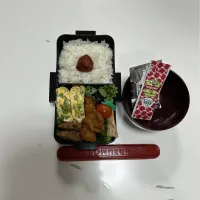 Snapdishの料理写真:パパ弁☆鮭☆葱入り卵焼き☆唐揚げ☆ブロッコリー☆プチトマト☆小松菜の塩昆布和え☆ハンバーグ☆みそ汁|Saharaさん