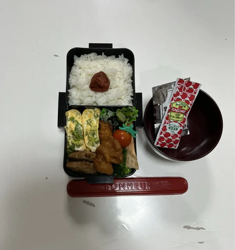 Snapdishの料理写真:パパ弁☆鮭☆葱入り卵焼き☆唐揚げ☆ブロッコリー☆プチトマト☆小松菜の塩昆布和え☆ハンバーグ☆みそ汁|Saharaさん