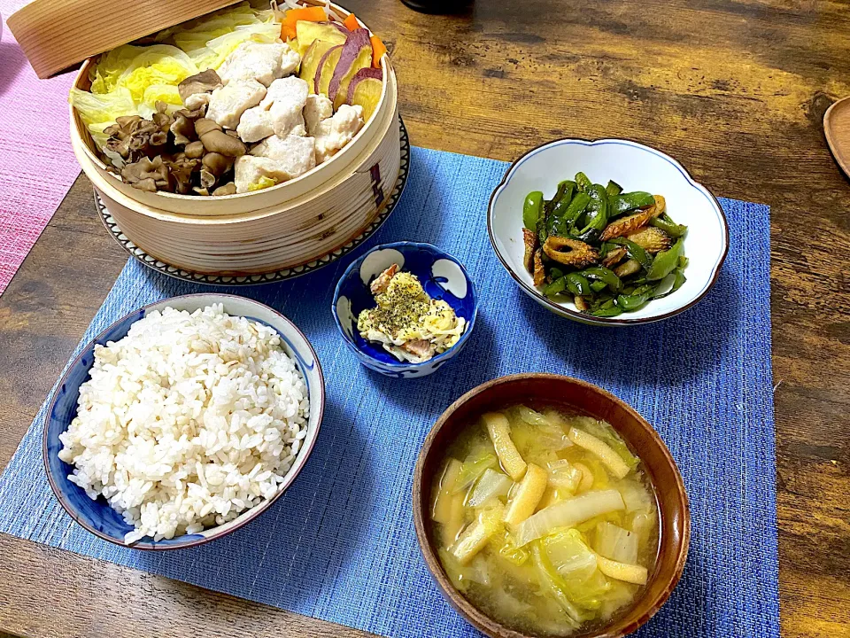 Snapdishの料理写真:野菜蒸籠蒸し　ピーマンとちくわのカレー粉炒め　ジャガイモとウインナーのマスタードサラダ　麦ご飯　味噌汁|♡misaki♡さん