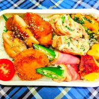 Snapdishの料理写真:本日の日替わり弁当

①照り焼きチキン
②カニクリームコロッケ
③厚焼きたまご（紅しょうが・小松菜）
④おくらベーコンチーズ巻き
⑤小松菜の炒めもの
⑥自家製さつまいもレモン煮
⑦彩りのプチトマト