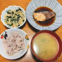 Snapdishの料理写真:2024 0626　鰤のポン酢煮　ほうれん草と卯の花の和え物　なめことわかめのお味噌汁|いもこ。さん