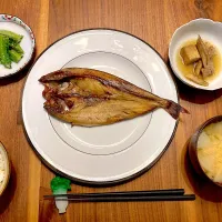 Snapdishの料理写真:ホッケの開き、四角豆の胡麻和え、鶏ごぼう、大根のお味噌汁|カドラさん