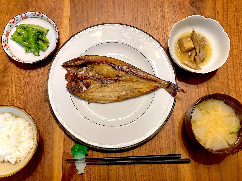 Snapdishの料理写真:ホッケの開き、四角豆の胡麻和え、鶏ごぼう、大根のお味噌汁|カドラさん