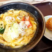 Snapdishの料理写真:ランチA（たまごとじうどん・いなり×1） ¥600|Blue Moon Caféさん