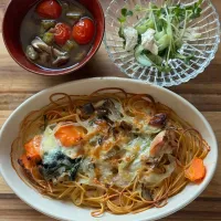 Snapdishの料理写真:グルテンフリー豆乳シチューの焼きパスタ　ささみときゅうり、貝割れのワサビマヨ和え　梅と塩昆布のオクラトマトスープ|チイホ✨さん