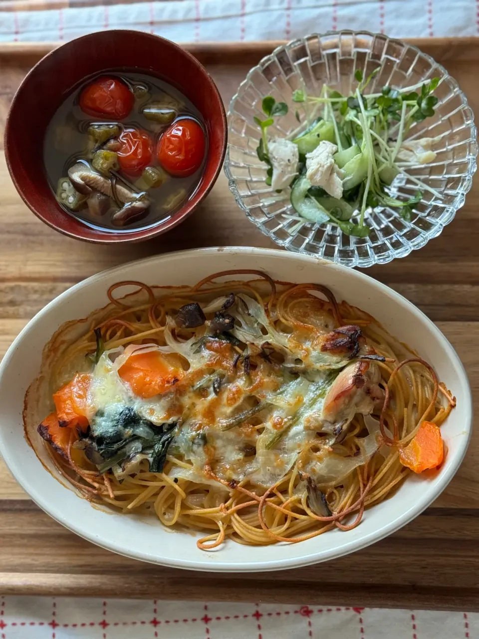 Snapdishの料理写真:グルテンフリー豆乳シチューの焼きパスタ　ささみときゅうり、貝割れのワサビマヨ和え　梅と塩昆布のオクラトマトスープ|チイホ✨さん