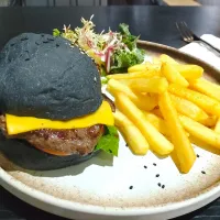 Snapdishの料理写真:beef burgers 🤤|Fan Fannyさん