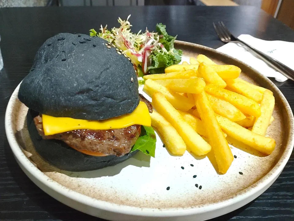 Snapdishの料理写真:beef burgers 🤤|Fan Fannyさん