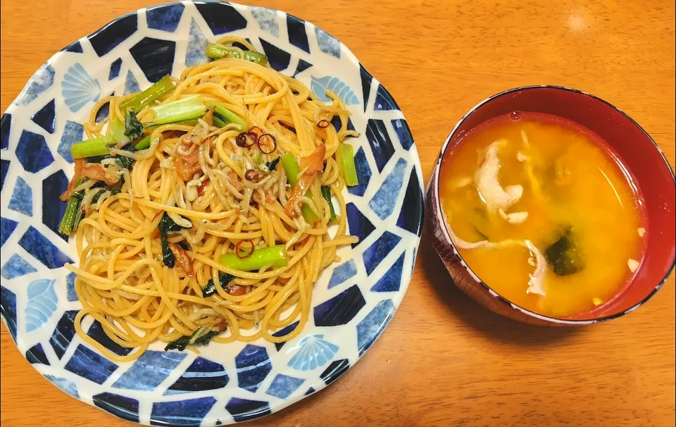 Snapdishの料理写真:2024 0625　小松菜としらすのレモン醤油ペペロンチーノ　豚汁|いもこ。さん