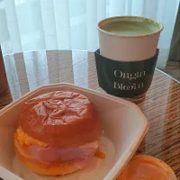 Snapdishの料理写真:Ham scrambled eggs burger 🍔 + Green tea latté|🌷lynnlicious🌷さん