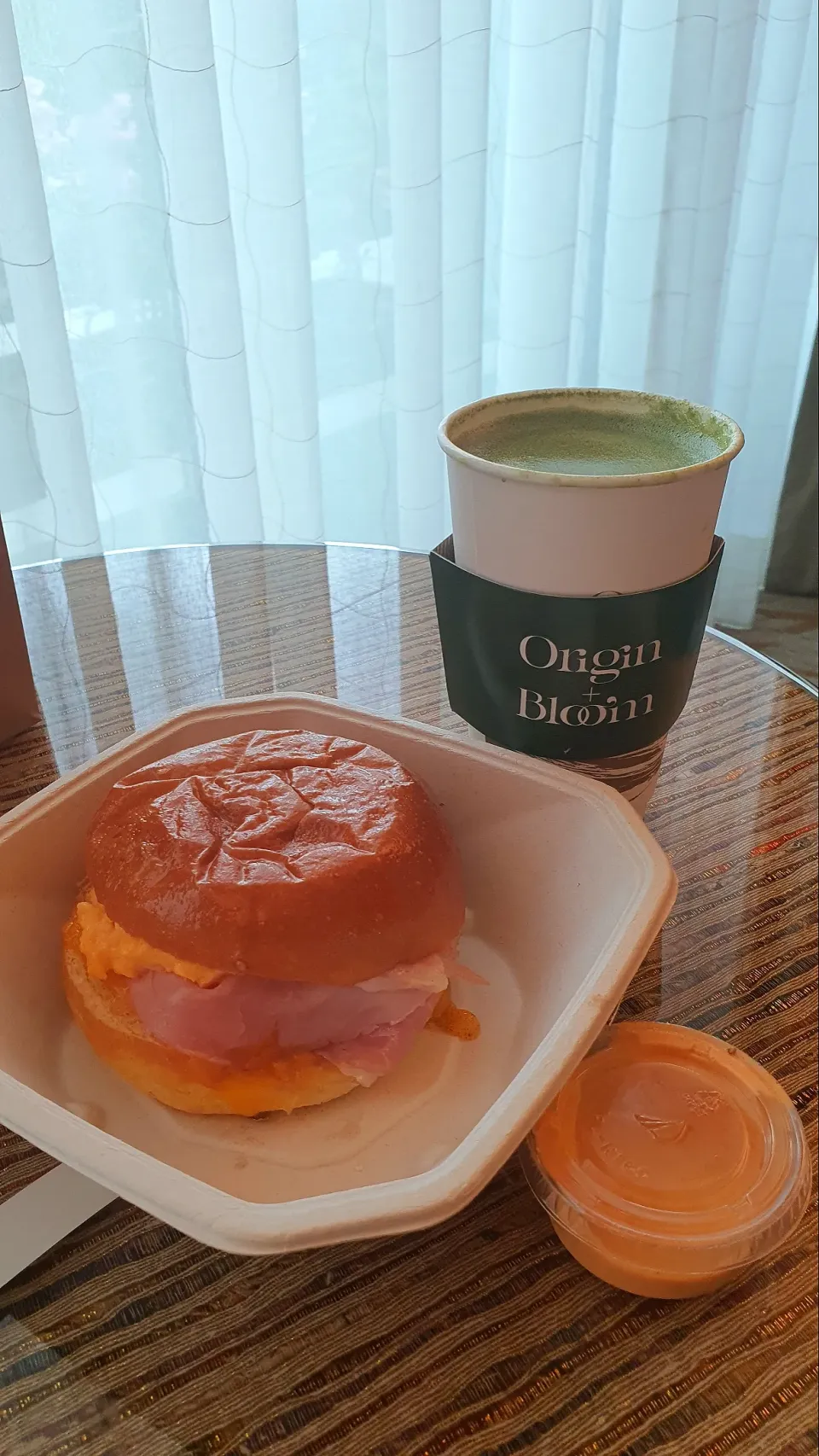 Snapdishの料理写真:Ham scrambled eggs burger 🍔 + Green tea latté|🌷lynnlicious🌷さん