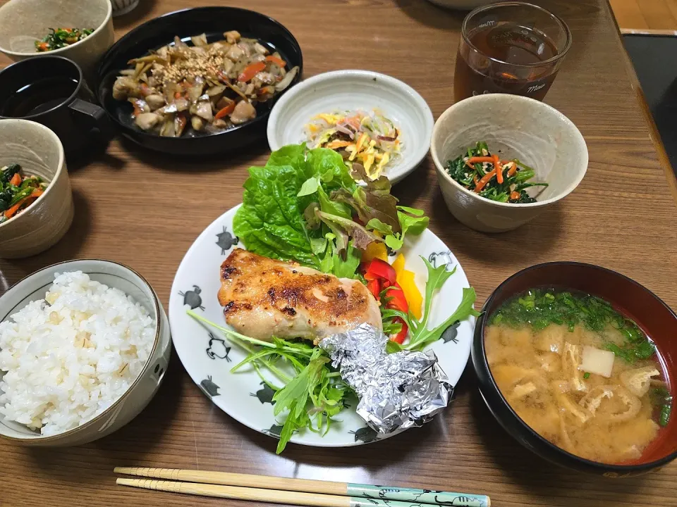 きんぴらごぼう・おひたし・チキン・ご飯・味噌汁🌺|chiyukiさん