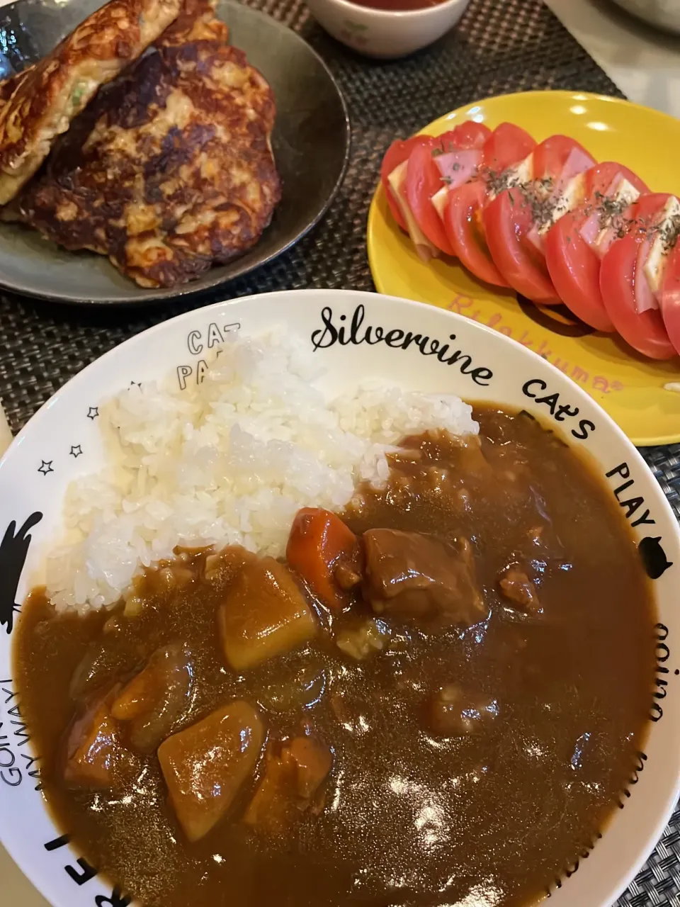 おっさんご飯　カレー🍛　トマト🍅　豆腐納豆チヂミ風|ひげおやじさん