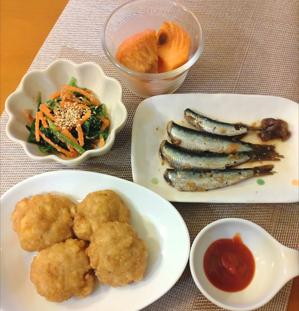 Snapdishの料理写真:☆鶏豆腐ナゲット　☆小いわし甘露煮　☆ごま和え　柿|chikakoさん