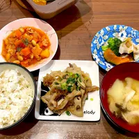 Snapdishの料理写真:蓮根と豚バラの照り焼き　じゃがいもとしめじの味噌汁　蒸し野菜の味噌ソース　ポークビーンズ|おさむん17さん