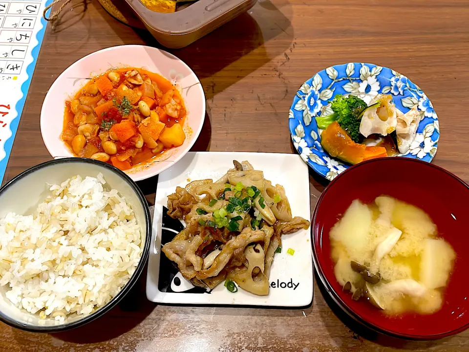 蓮根と豚バラの照り焼き　じゃがいもとしめじの味噌汁　蒸し野菜の味噌ソース　ポークビーンズ|おさむん17さん