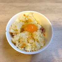 Snapdishの料理写真:昼のチーズリゾットにとろけるチーズチーズ追加して卵乗せただけ|りょうさん