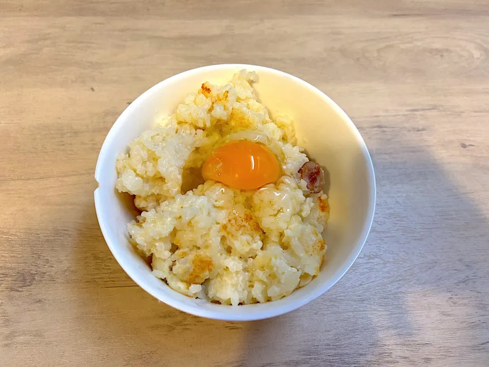 Snapdishの料理写真:昼のチーズリゾットにとろけるチーズチーズ追加して卵乗せただけ|りょうさん