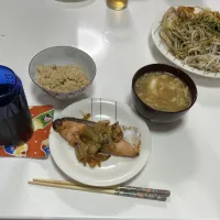 Snapdishの料理写真:晩御飯☆炊き込みご飯☆鶏むねと野菜炒め盛り☆野菜と鮭のみそマヨ焼き☆簡単中華スープ|Saharaさん