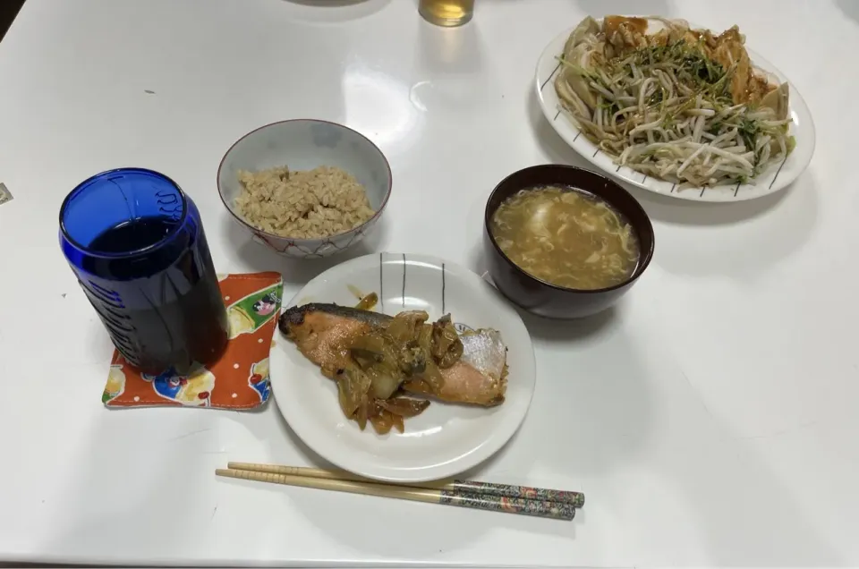 晩御飯☆炊き込みご飯☆鶏むねと野菜炒め盛り☆野菜と鮭のみそマヨ焼き☆簡単中華スープ|Saharaさん