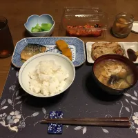 Snapdishの料理写真:ご飯、鯖の味噌煮、かぼちゃの煮付け、網焼きじゃこ天、豚汁、小松菜のお浸し、キムチ、沢庵、麦茶(夕飯)|enarinさん