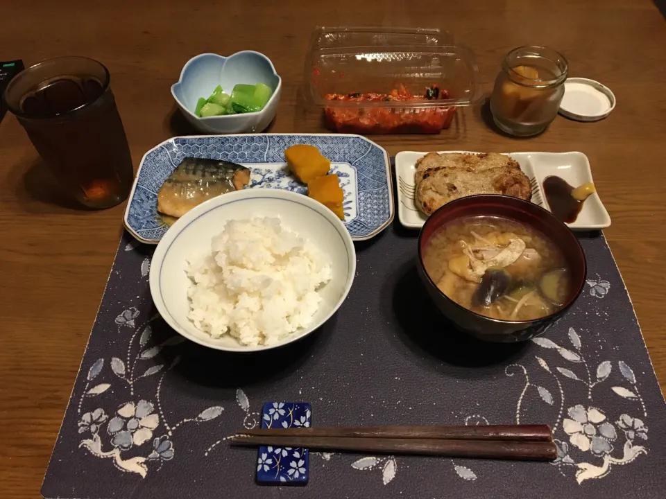 Snapdishの料理写真:ご飯、鯖の味噌煮、かぼちゃの煮付け、網焼きじゃこ天、豚汁、小松菜のお浸し、キムチ、沢庵、麦茶(夕飯)|enarinさん