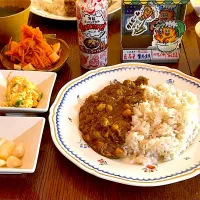 Snapdishの料理写真:晩ごはん♯チキンカレー♯万能クッキングたれ♯自家製らっきょう|小松菜さん