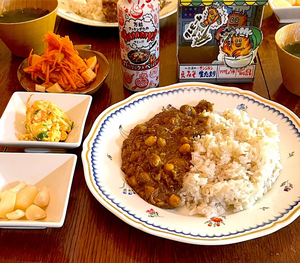 Snapdishの料理写真:晩ごはん♯チキンカレー♯万能クッキングたれ♯自家製らっきょう|小松菜さん