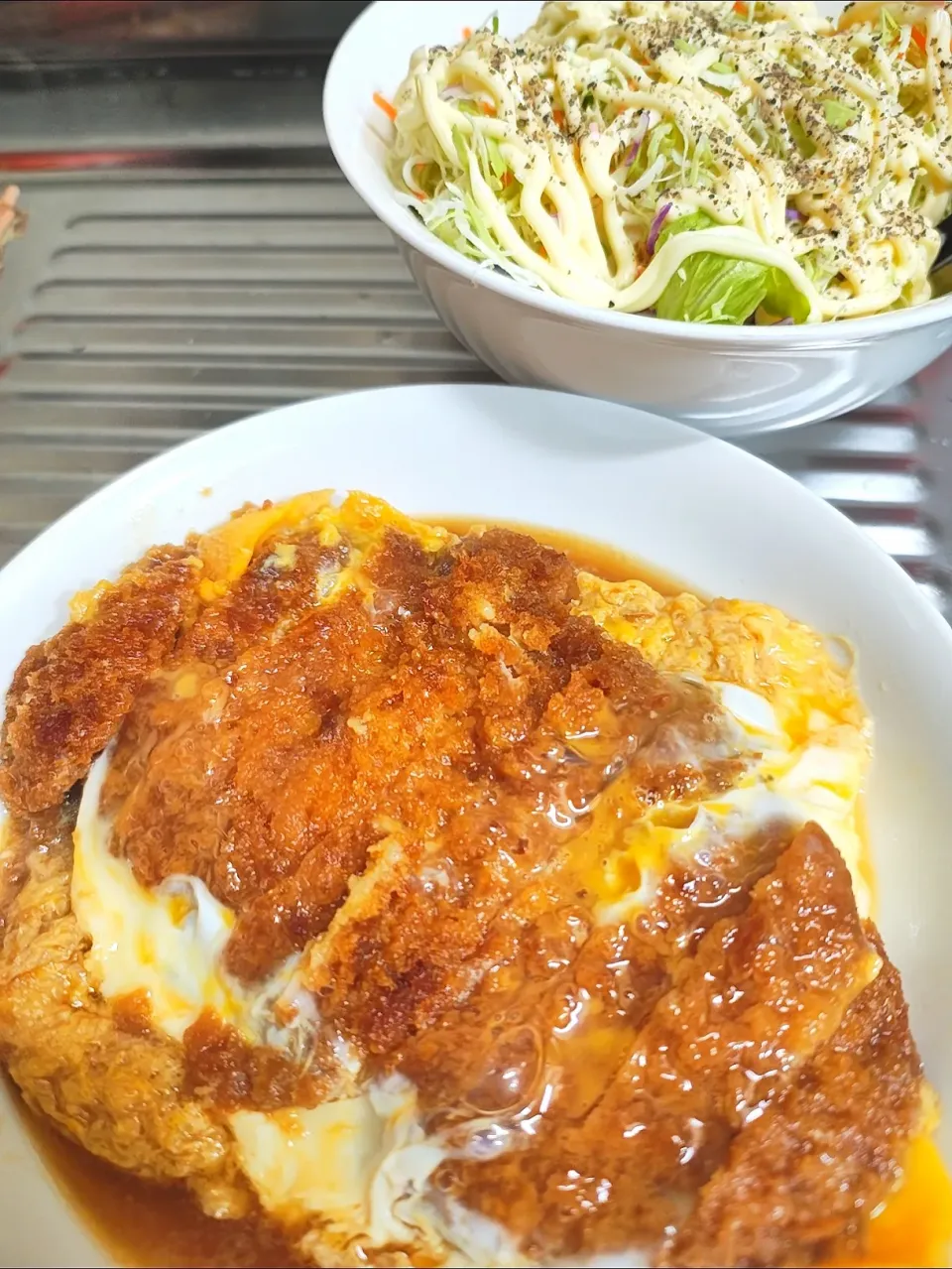 鶏ムネカツのたまごとじとキャベツ千切り|時雨さん