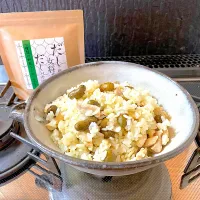 Snapdishの料理写真:☆だしKAORUむかごと鶏肉の炊き込みごはん〜新生姜刻み仕上げ☆|shikaさん